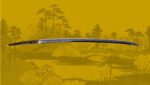 Eine nackte japanische Schwertklinge (Katana) liegt horizontal vor einem senfgelben Hintergrund, der eine traditionelle japanische Landschaftszeichnung mit Bäumen und einer Brücke zeigt.