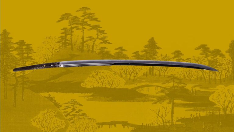 Eine nackte japanische Schwertklinge (Katana) liegt horizontal vor einem senfgelben Hintergrund, der eine traditionelle japanische Landschaftszeichnung mit Bäumen und einer Brücke zeigt.