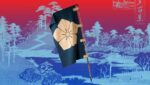 Ein historisches japanisches Sashimono-Feldzeichen an einer Bambusstange, bestehend aus einer dunkelblauen Flagge mit einem großen, beigefarbenen Blüten-Wappen (Mon), vor einem rot-blauen Hintergrund mit traditioneller Ukiyo-e-Landschaft.