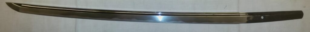 Unsigniertes Wakizashi der Yamato-Shizu-Schule aus der Yamato-Tradition, aus der frühen Nanbokuchō-Zeit (ca. 1330–1340). Sammlung des Samurai Museum Berlin.