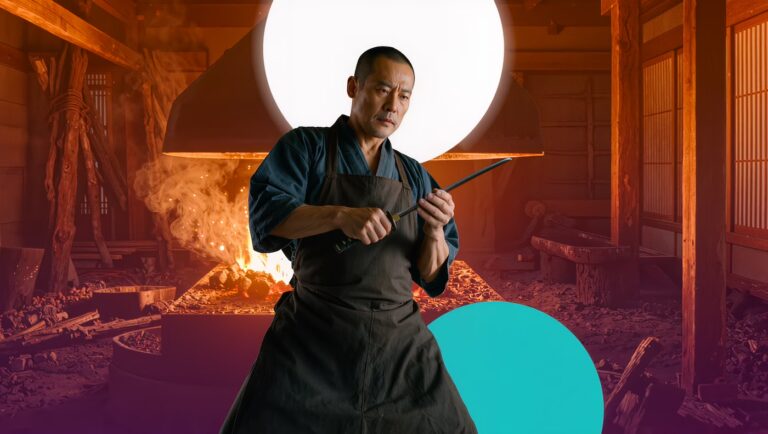 Digitale Collage eines fotorealistischen japanischen Schmieds in einer traditionellen Werkstatt, der ein Schwert prüft. Der Hintergrund zeigt eine glühende Esse im Ukiyo-e-Stil in warmen Orange- und Brauntönen, akzentuiert durch einen großen weißen Kreis hinter dem Kopf und einen türkisfarbenen Kreis im Vordergrund.
