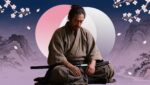 Digitale Collage eines fotorealistischen Samurai in einfacher brauner Robe, der meditierend mit seinem Katana auf dem Schoß sitzt. Der Hintergrund zeigt eine sanfte Ukiyo-e-Berglandschaft in Violett- und Blautönen mit blühenden Kirschblütenzweigen und zwei großen, sich überschneidenden Kreisen in Rosa und Weiß.