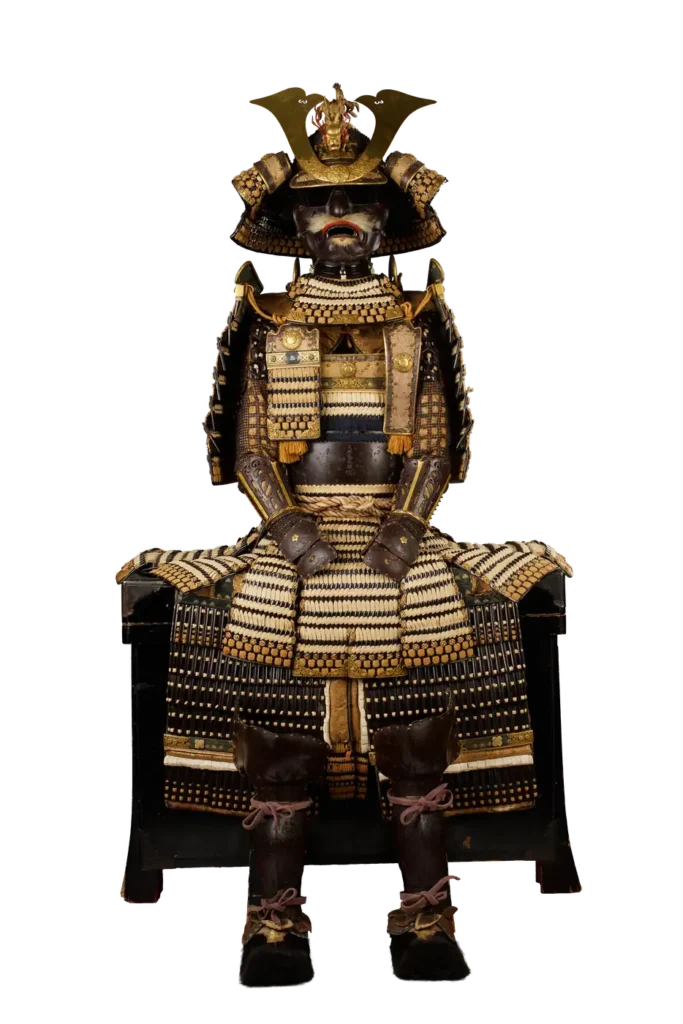Das ist eindeutig eine repräsentative O-Yoroi-Großrüstung. Die schwarz-weiße Schnürung (kebiki-odoshi), die kastenförmige Silhouette und das Drachen-maedate passen zur Kamakura-Typologie.