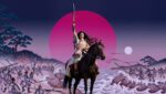 Tomoe Gozen in Heian-Rüstung auf Pferd mit erhobener Naginata vor Genpei-Kriegsschlacht und Wellen – die furchtlose Onna-musha Kriegerin