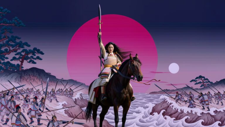 Tomoe Gozen in Heian-Rüstung auf Pferd mit erhobener Naginata vor Genpei-Kriegsschlacht und Wellen – die furchtlose Onna-musha Kriegerin