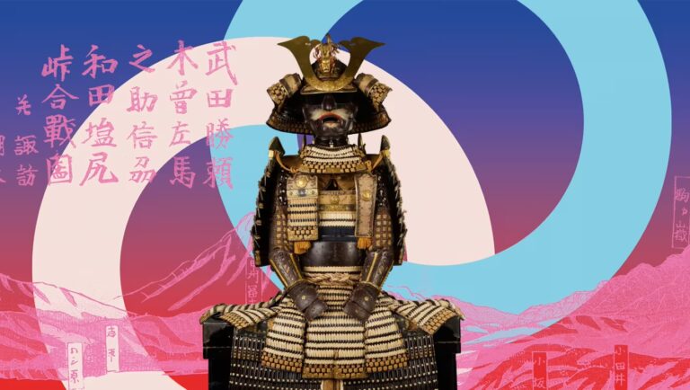 Vollständige Samurai-Rüstung vom Takeda-Clan vor stilisiertem Hintergrund mit historischer Kalligrafie und rosafarbenen Bergsilhouetten — visuelle Einführung in die Geschichte der Samurai.