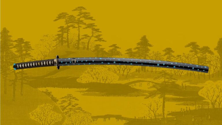 Vollständige Katana mit schwarz-blau gemusterter Saya und Tsuka-Wicklung vor goldgelber japanischer Holzschnitt-Landschaft.