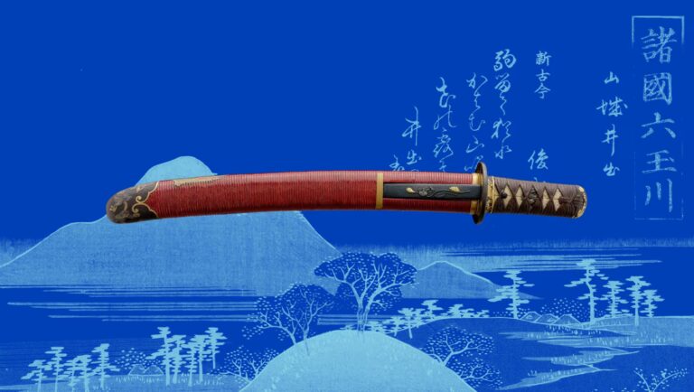 Tantō-Dolch mit roter umwickelter Saya und vergoldetem Fuchi-Beschlag vor blauer japanischer Berglandschaft mit historischer Kalligrafie.