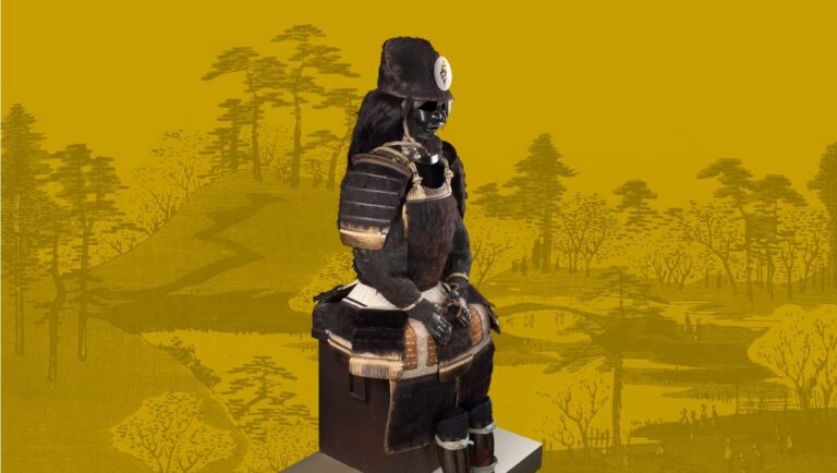 Sitzende Samurai-Rüstung mit charakteristischer Fell-Jinbaori und schwarzer Mempo-Maske vor goldgelber Holzschnitt-Landschaft – typische Ausstattung der Bürgerkriegszeit.
