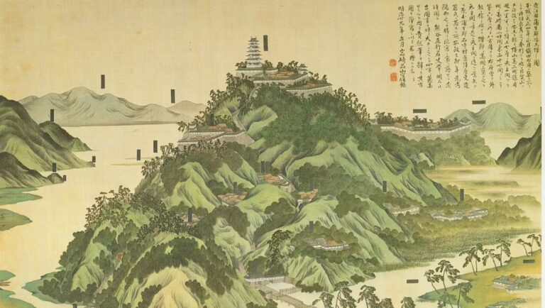 Tuschmalerei einer japanischen Bergfestung mit charakteristischem Tenshu-Hauptturm und Befestigungsanlagen entlang eines Flussverlaufs.