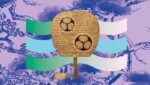 Vergoldeter Uchiwa-Gunbai-Kriegsfächer mit eingraviertem Mitsuba-Aoi-Wappen des Tokugawa-Clans vor stilisiertem Wellen-Hintergrund.