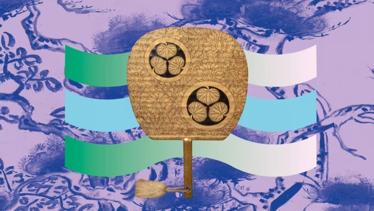 Vergoldeter Uchiwa-Gunbai-Kriegsfächer mit eingraviertem Mitsuba-Aoi-Wappen des Tokugawa-Clans vor stilisiertem Wellen-Hintergrund.