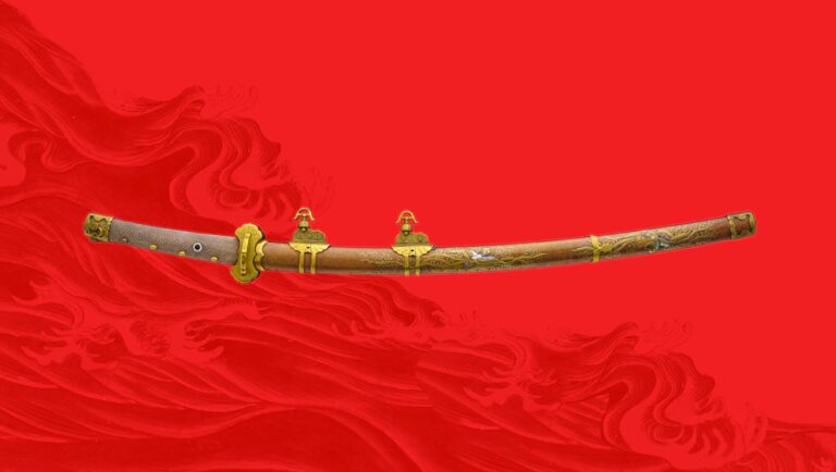 Reich verziertes Tachi-Schwert mit goldenen Aufhängungen und Drachen-Gravuren vor leuchtend rotem Wellen-Hintergrund – charakteristische Waffe der Heian-Zeit-Aristokraten.