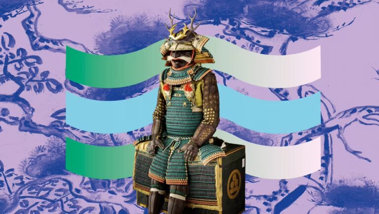 Vollständige Tosei-Gusoku-Rüstung mit imposantem Hirschgeweih-Maedate, Mempo-Maske und Tomoe-Wappen vor stilisiertem lila Hintergrund.