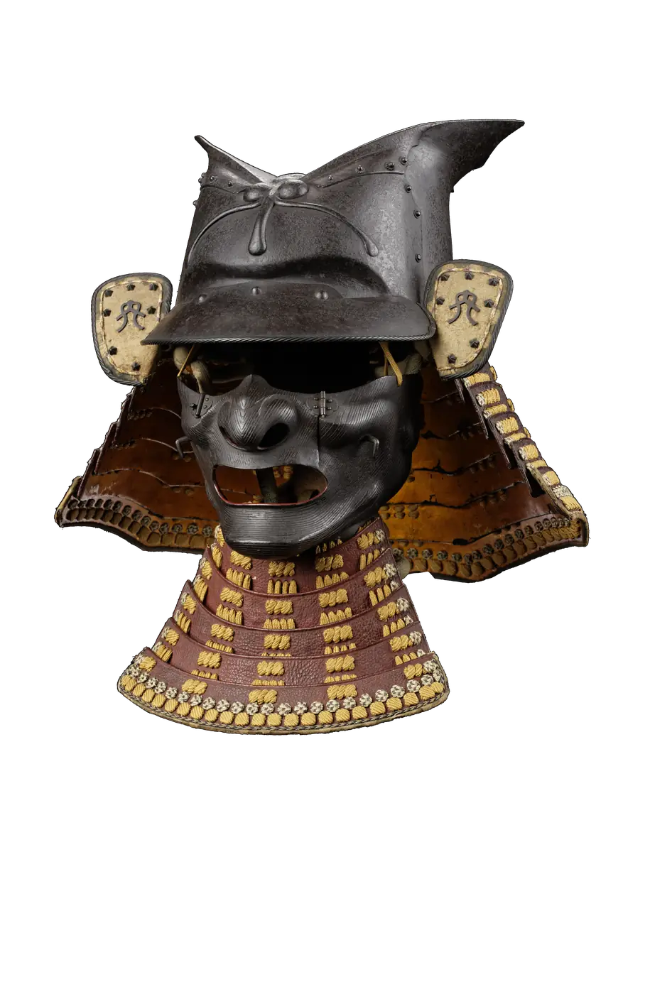 Schwarzer Kawari-Kabuto-Helm von 1678 mit Ressei-Mempō und seitlichen Wappen, frontal — Edo-zeitlicher Samurai-Helm in repräsentativer Ausführung