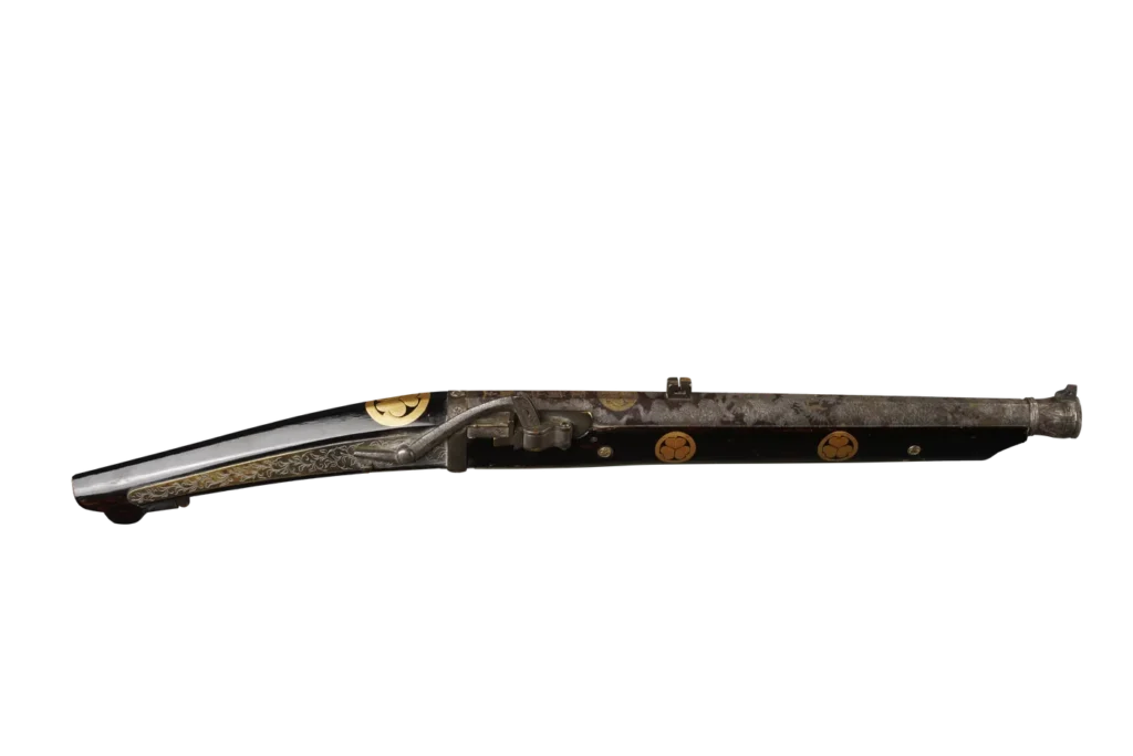 Tanegashima matchlock musket with black lacquer, gold dragon motif and Tokugawa crest, side view