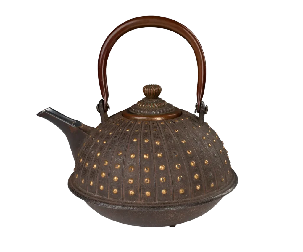Tetsubin — gusseiserne Teekanne mit goldenen Nieten