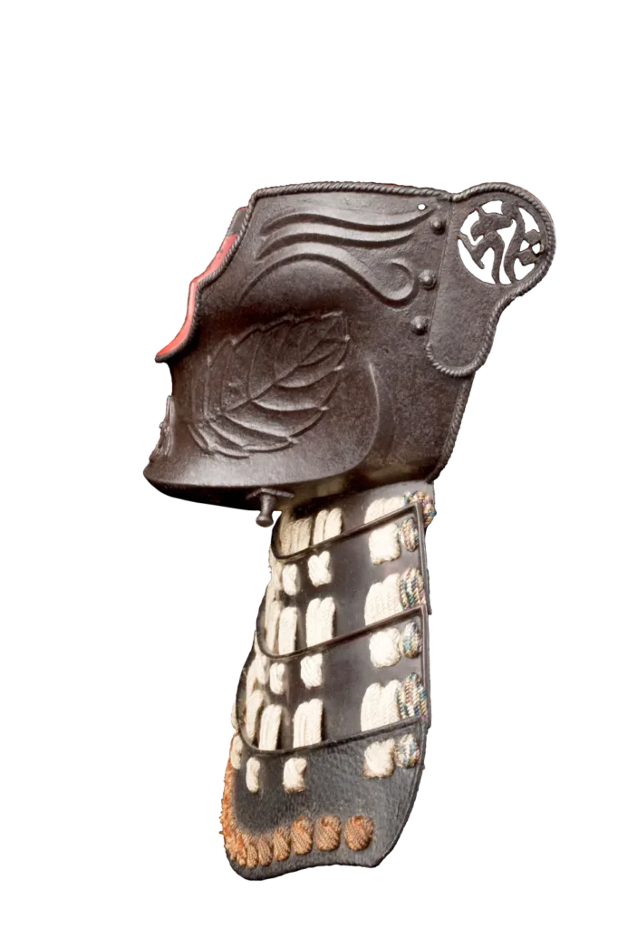 Ō-sode shoulder guard of sabiji iron with embossed kiri leaf motif